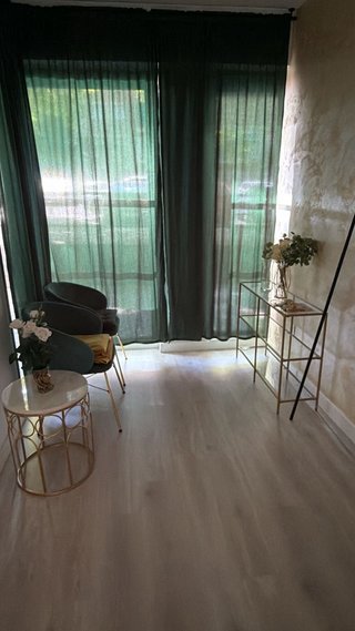 Juego 2 Sillas Terciopelo + Estantería Dorada