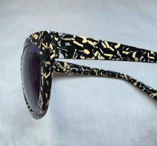 Gafas de sol negras con pintas beige