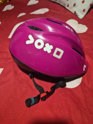 Casco rosa fucsia niña patinete bici