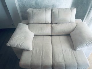 Sofá de tela beige