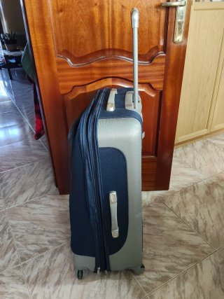 Maleta de viaje azul y gris