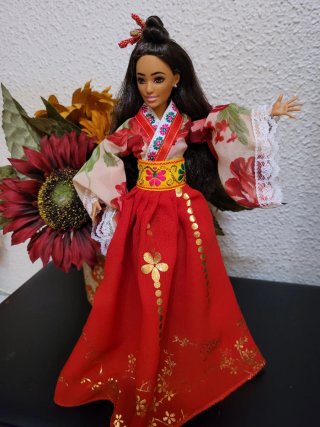 Muñeca  barbie con vestido tradicional rojo