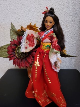 Muñeca  barbie con vestido tradicional rojo