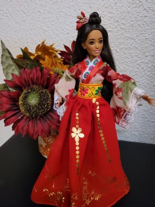 Muñeca  barbie con vestido tradicional rojo