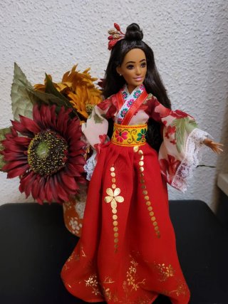 Muñeca  barbie con vestido tradicional rojo