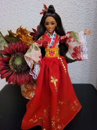 Muñeca  barbie con vestido tradicional rojo