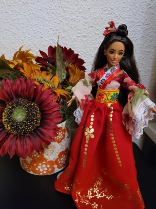 Muñeca  barbie con vestido tradicional rojo
