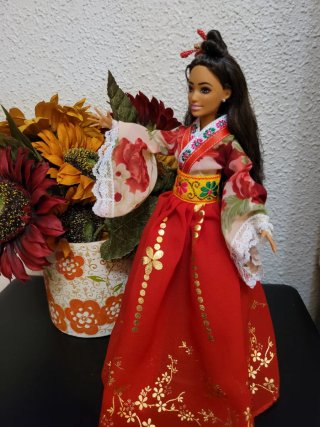 Muñeca  barbie con vestido tradicional rojo