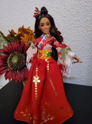 Muñeca  barbie con vestido tradicional rojo