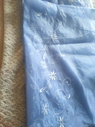 Visillo azul con trabillas y bordado floral