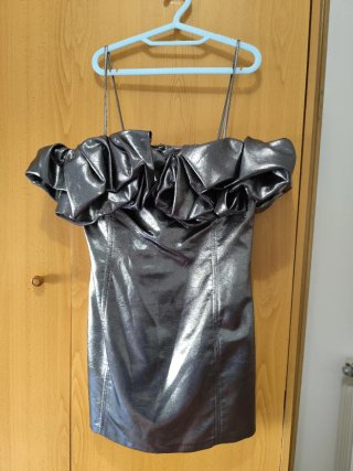 Vestido mini plateado Zara con volantes