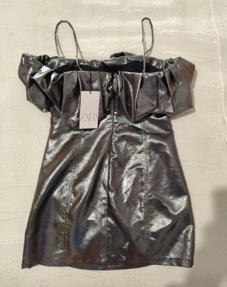 Vestido mini plateado Zara con volantes