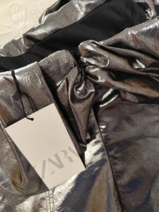 Vestido mini plateado Zara con volantes