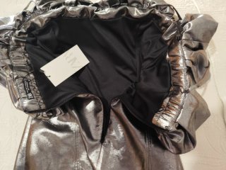 Vestido mini plateado Zara con volantes