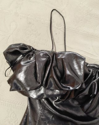 Vestido mini plateado Zara con volantes