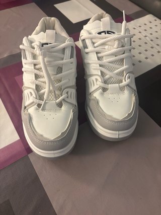Zapatillas deportivas blancas y grises