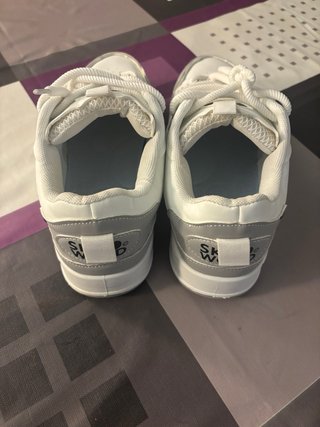 Zapatillas deportivas blancas y grises