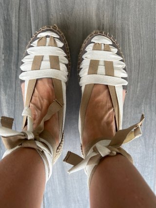 Alpargatas de atar mujer beige y blanco