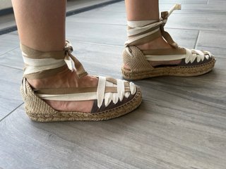 Alpargatas de atar mujer beige y blanco