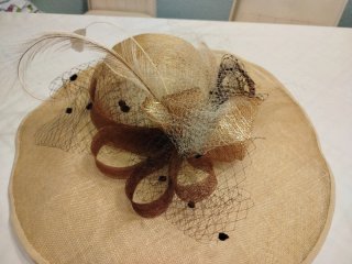 Pamela de ceremonia dorada y marrón