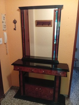 Recibidor de madera y cristal