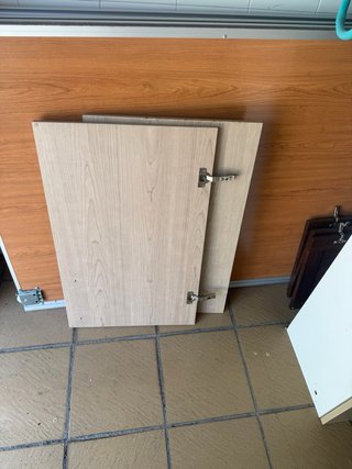 Muebles cocina y 2 sillas madera y tela