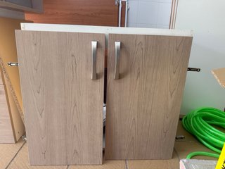 Muebles cocina y 2 sillas madera y tela