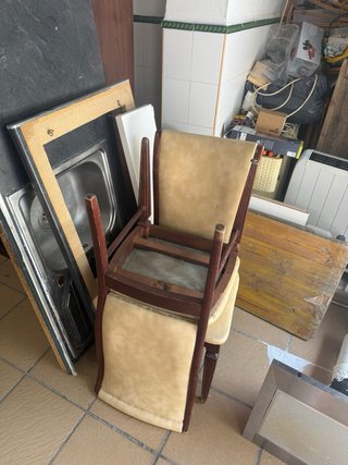 Muebles cocina y 2 sillas madera y tela