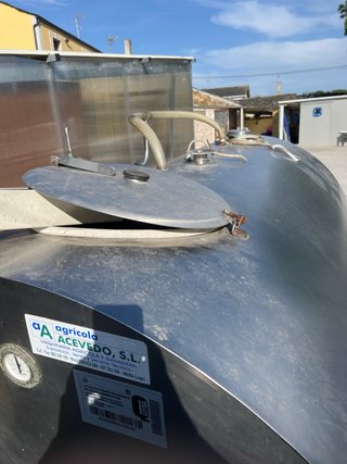 Depósito de agua metálico
