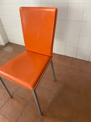 Silla de comedor naranja y plateada