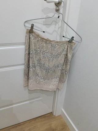 Falda beige y plateada con lentejuelas