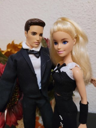 Muñecos Ken y Barbie de traje