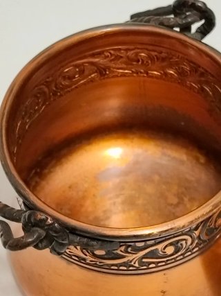 Antico vasetto in rame con coperchio e punzone