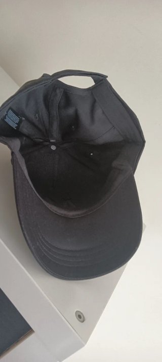 Gorra negra con letra M