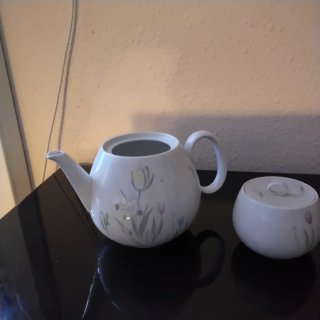 Vajilla de cerámica con flores