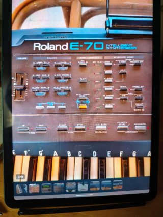 Roland E-70 Sintetizador  REGALO Caja de Ritmos
