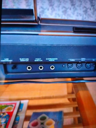 Roland E-70 Sintetizador  REGALO Caja de Ritmos