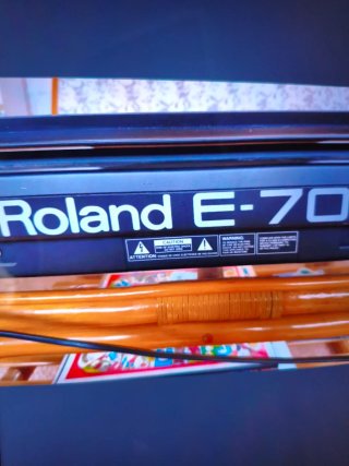 Roland E-70 Sintetizador  REGALO Caja de Ritmos