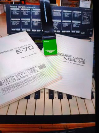 Roland E-70 Sintetizador  REGALO Caja de Ritmos