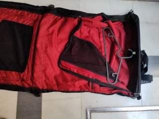 Bolsa porta trajes elegante con bolsillo ordenador