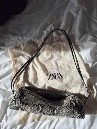 Bolso Zara efecto piel serpiente