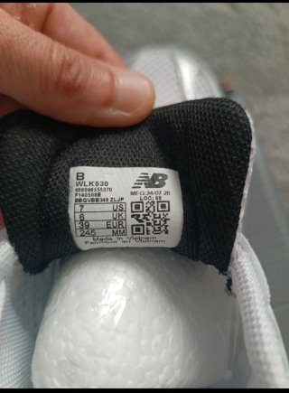 Tenis New Balance Blancos y Plateados