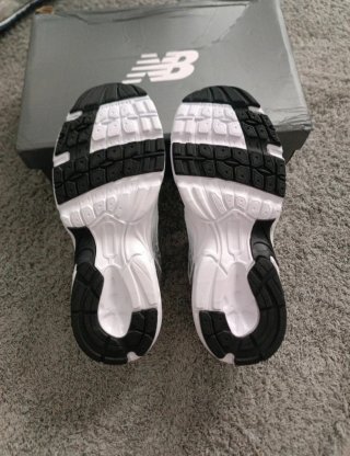 Tenis New Balance Blancos y Plateados