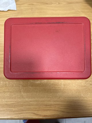 Caja de caudales metálica roja con llave