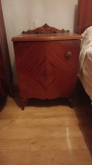 2 Mesitas de noche de madera