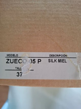 Zuecos de piel color miel y suela de madera