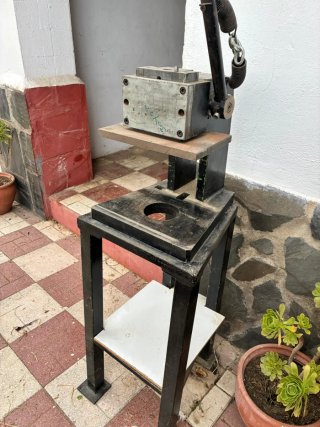 Prensa troqueladora para cuero