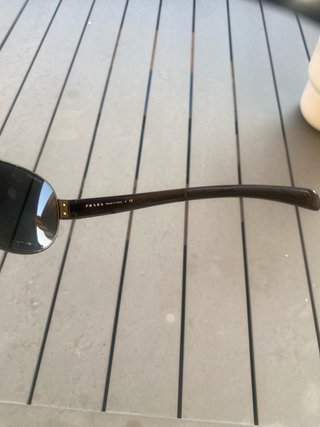 Gafas de sol Prada doradas y negras