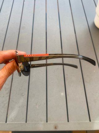 Gafas de sol Prada doradas y negras