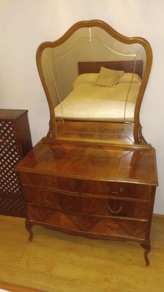 Tocador antiguo con espejo